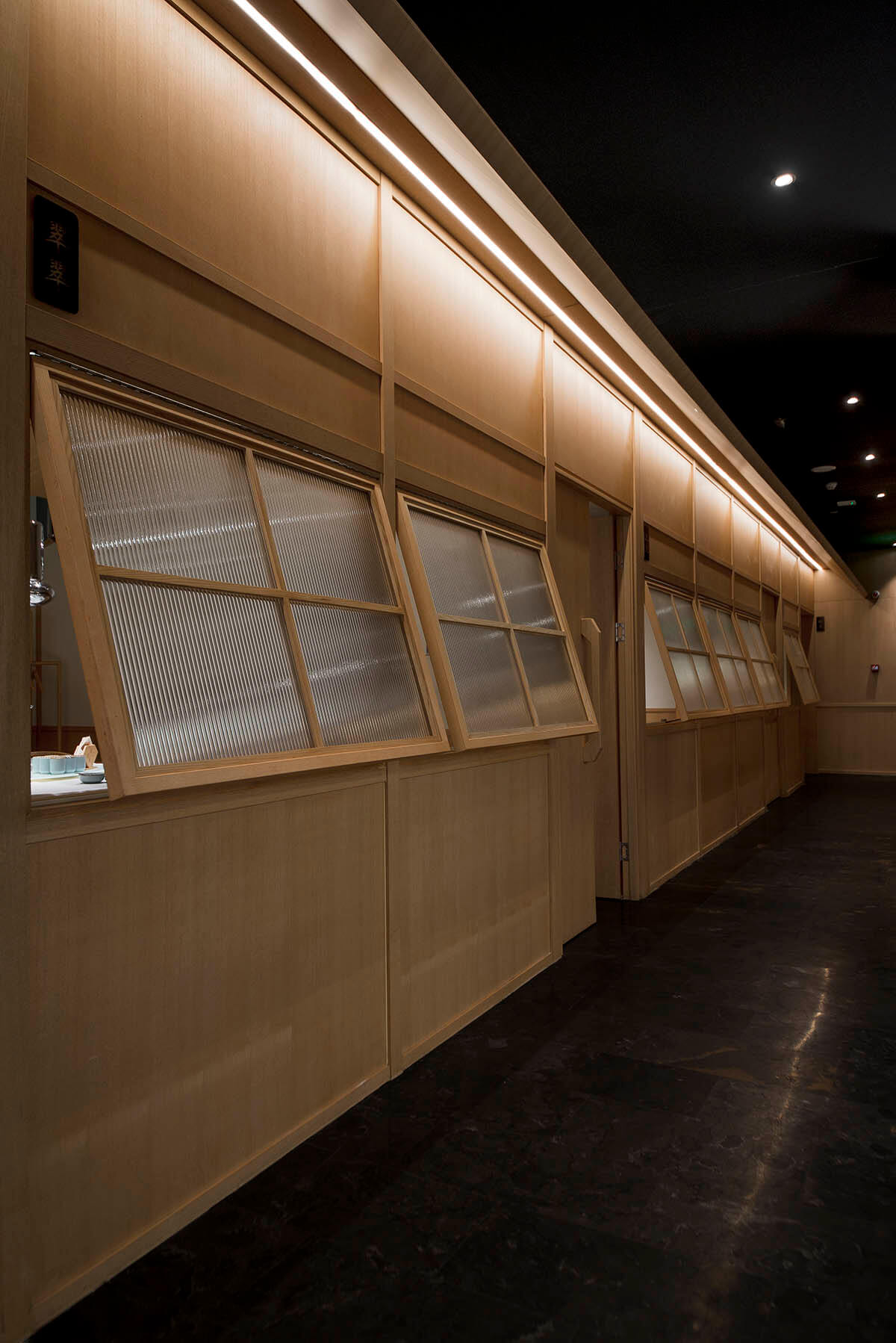 船岸主题餐厅装修—湖南菜特色餐厅设计案例(图11) 船岸主题餐厅装修—湖南菜特色餐厅设计案例(图11)