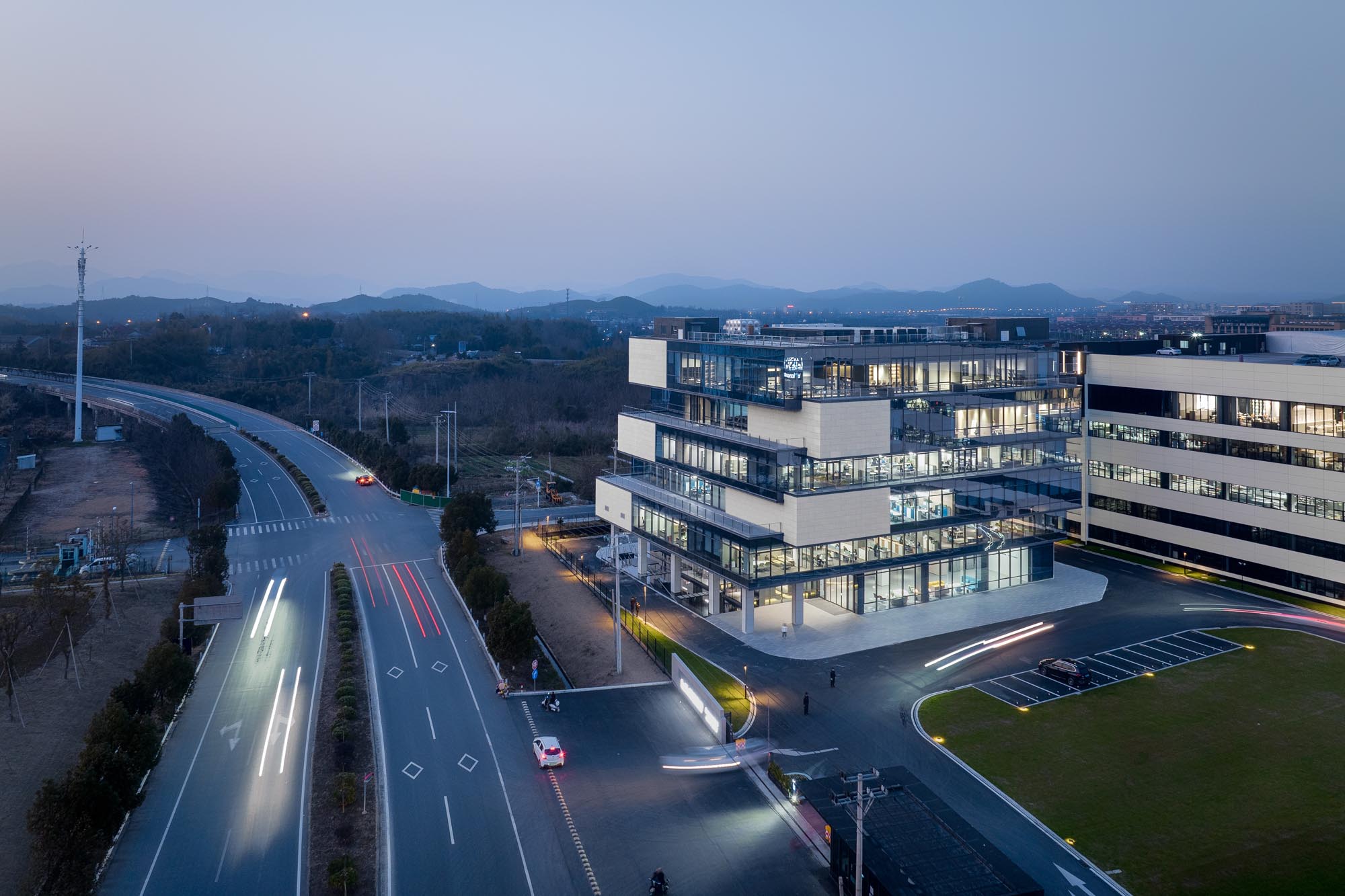 郑州总部办公设计公司游览式办公装修案例(图1) LYCS-Architecture-2.jpg