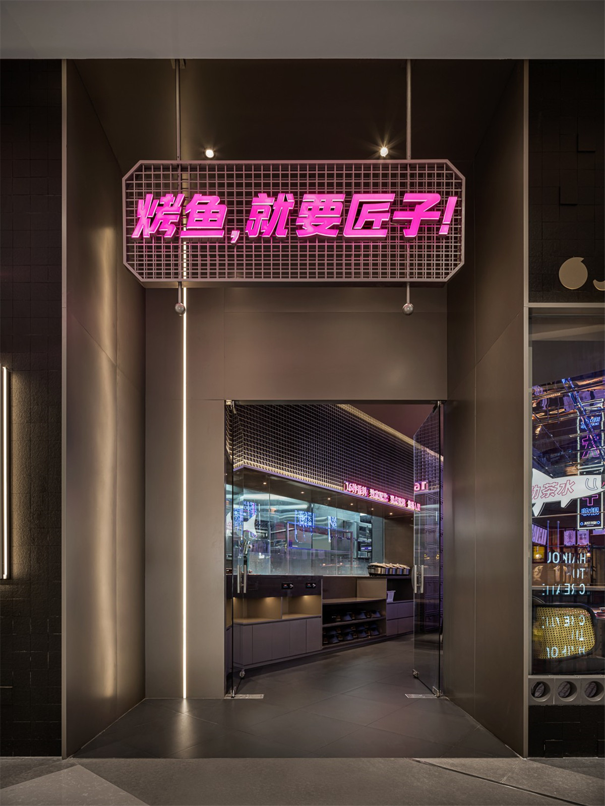 酷酷的霓虹灯复古港风烤鱼店装修设计(图2) 9577179_05.jpg