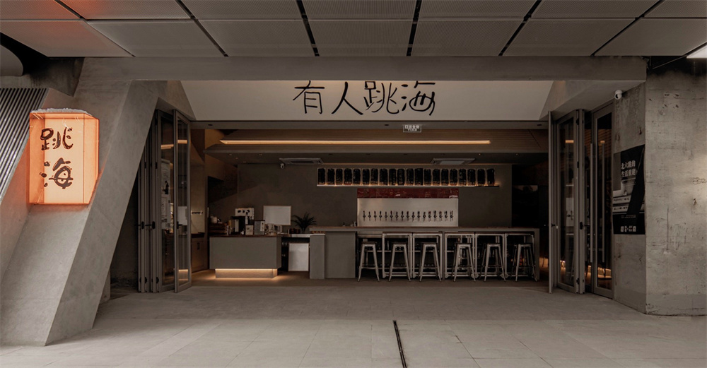 专为年轻人打造的跳海酒馆装修设计案例(图1) 10980524_vsszan184429231342161.jpg