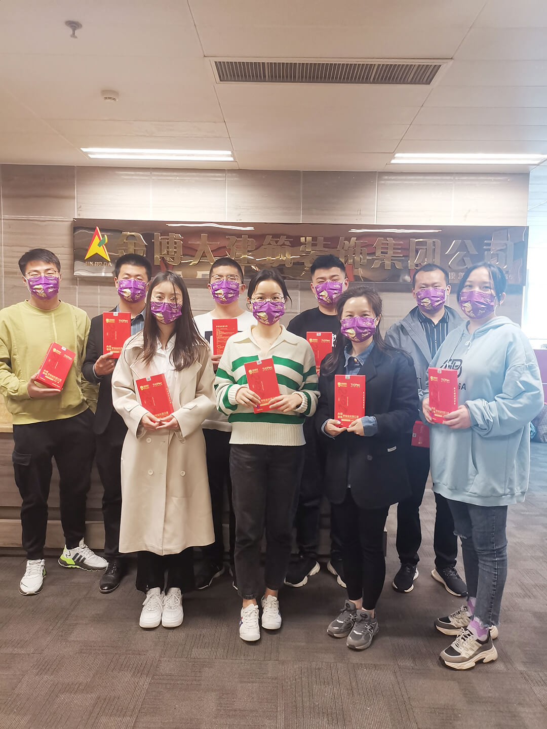 摩斯国际建筑装饰集团三八妇女节送口罩送健康(图1) 部分员工合影1080.jpg